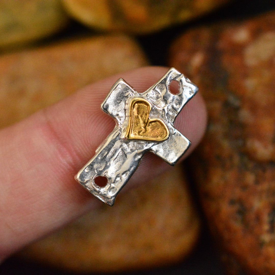 Сребърен медальон 925 кръст със сърце и златни акценти – талисман за вяра и любов, ръчна изработка в бохо и рустик стил | Арт Дива