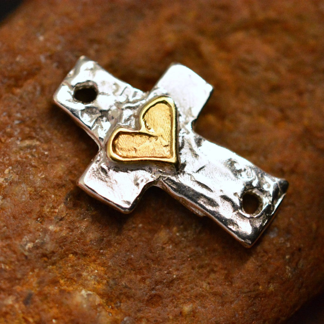 Сребърен медальон 925 кръст със сърце и златни акценти – талисман за вяра и любов, ръчна изработка в бохо и рустик стил | Арт Дива