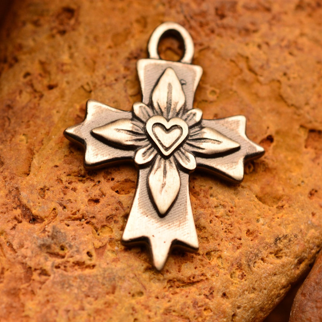 Сребърен медальон 925 „Кръст със сърце“ – символ на любов и вяра | Оксидирано бохо – рустик скулптурно бижу | Арт Дива