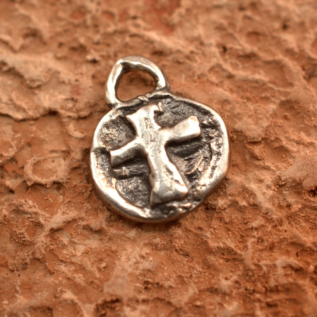 Сребърно бижу 925 – медальон с релефен кръст, талисман за вяра и духовна сила, скулптурни бижута, бохо стил, ръчна изработка, подходящ подарък за майка, дъщеря или приятелка Арт Дива