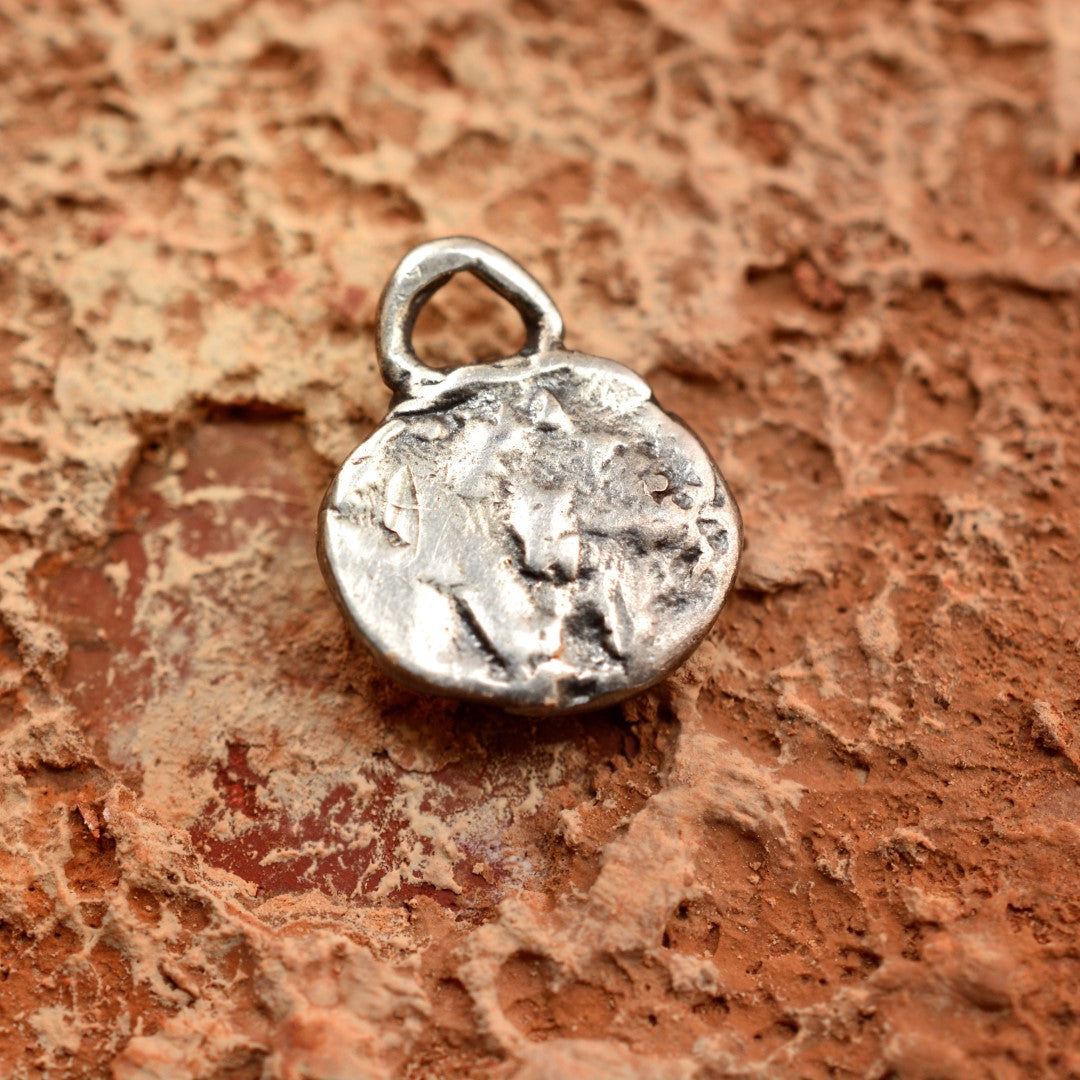 Сребърно бижу 925 – медальон с релефен кръст, талисман за вяра и духовна сила, скулптурни бижута, бохо стил, ръчна изработка, подходящ подарък за майка, дъщеря или приятелка Арт Дива