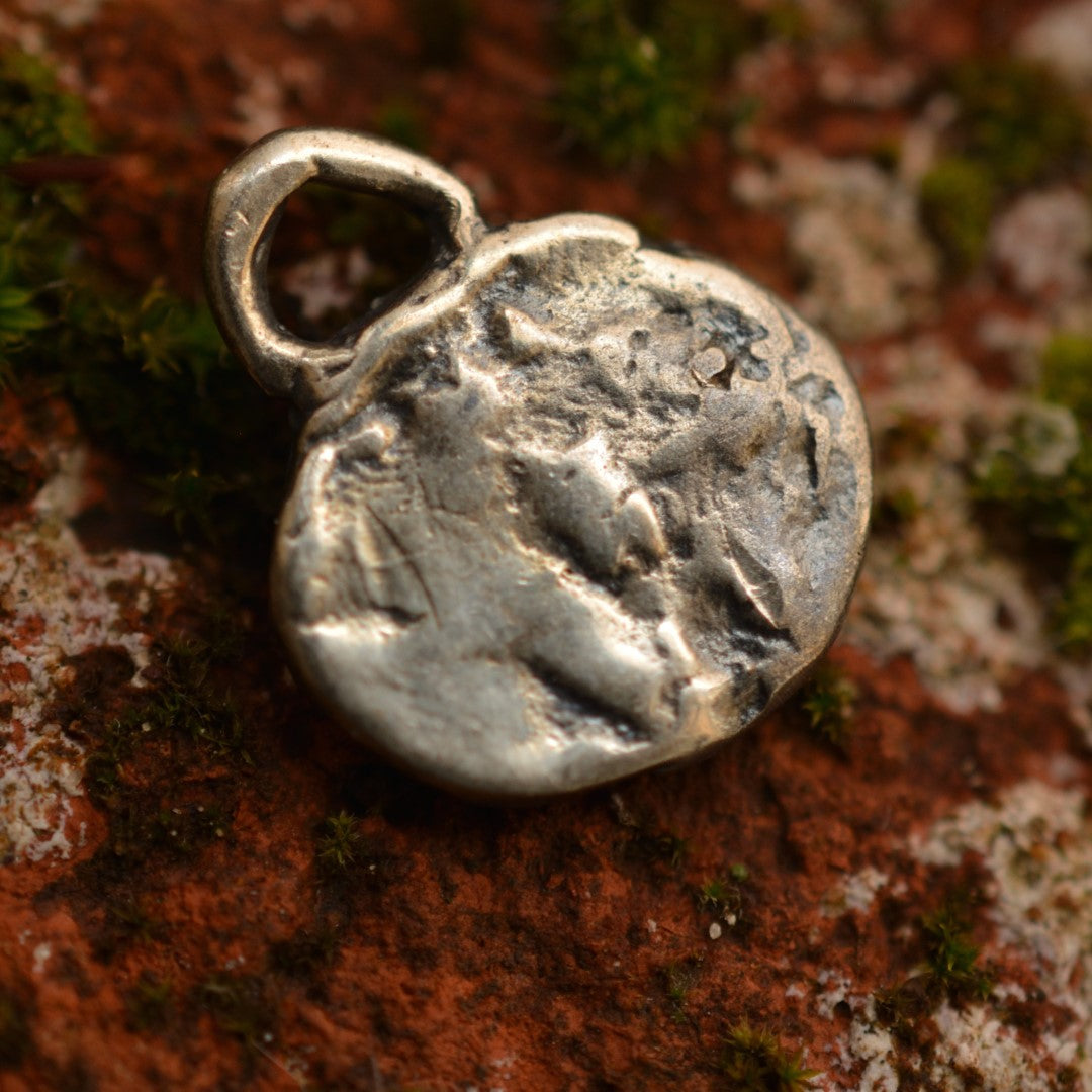 Сребърно бижу 925 – медальон с релефен кръст, талисман за вяра и духовна сила, скулптурни бижута, бохо стил, ръчна изработка, подходящ подарък за майка, дъщеря или приятелка Арт Дива