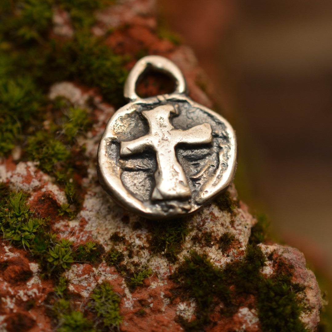 Сребърно бижу 925 – медальон с релефен кръст, талисман за вяра и духовна сила, скулптурни бижута, бохо стил, ръчна изработка, подходящ подарък за майка, дъщеря или приятелка Арт Дива