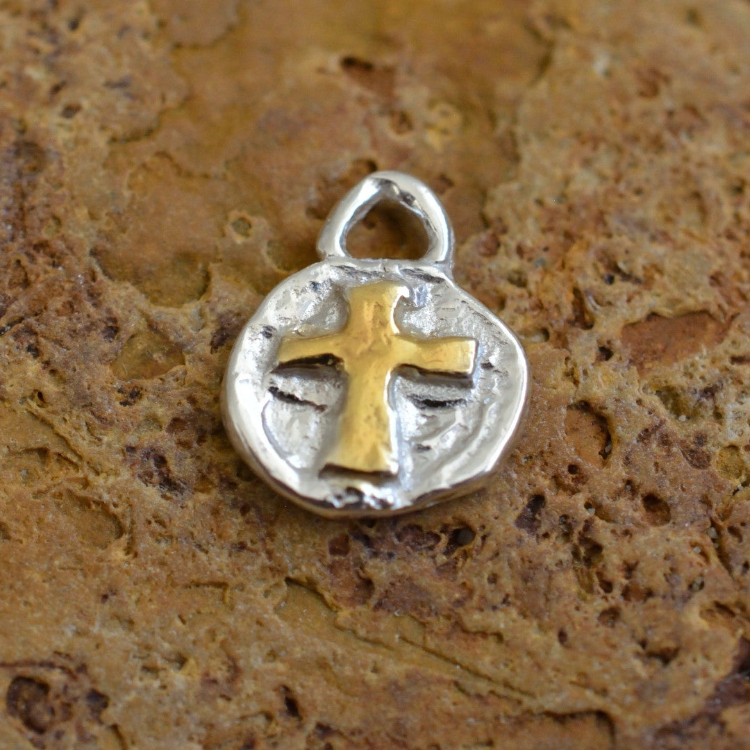 Сребърно Бижу 925 – Медальон с Релефен Кръст, Талисман за Вяра и Духовна Сила, Бохо Стил, Ръчна Изработка, Подходящ Подарък | ArtDiva Скулптурни Бижута | Колекция „Блясък“ със Златни Акценти