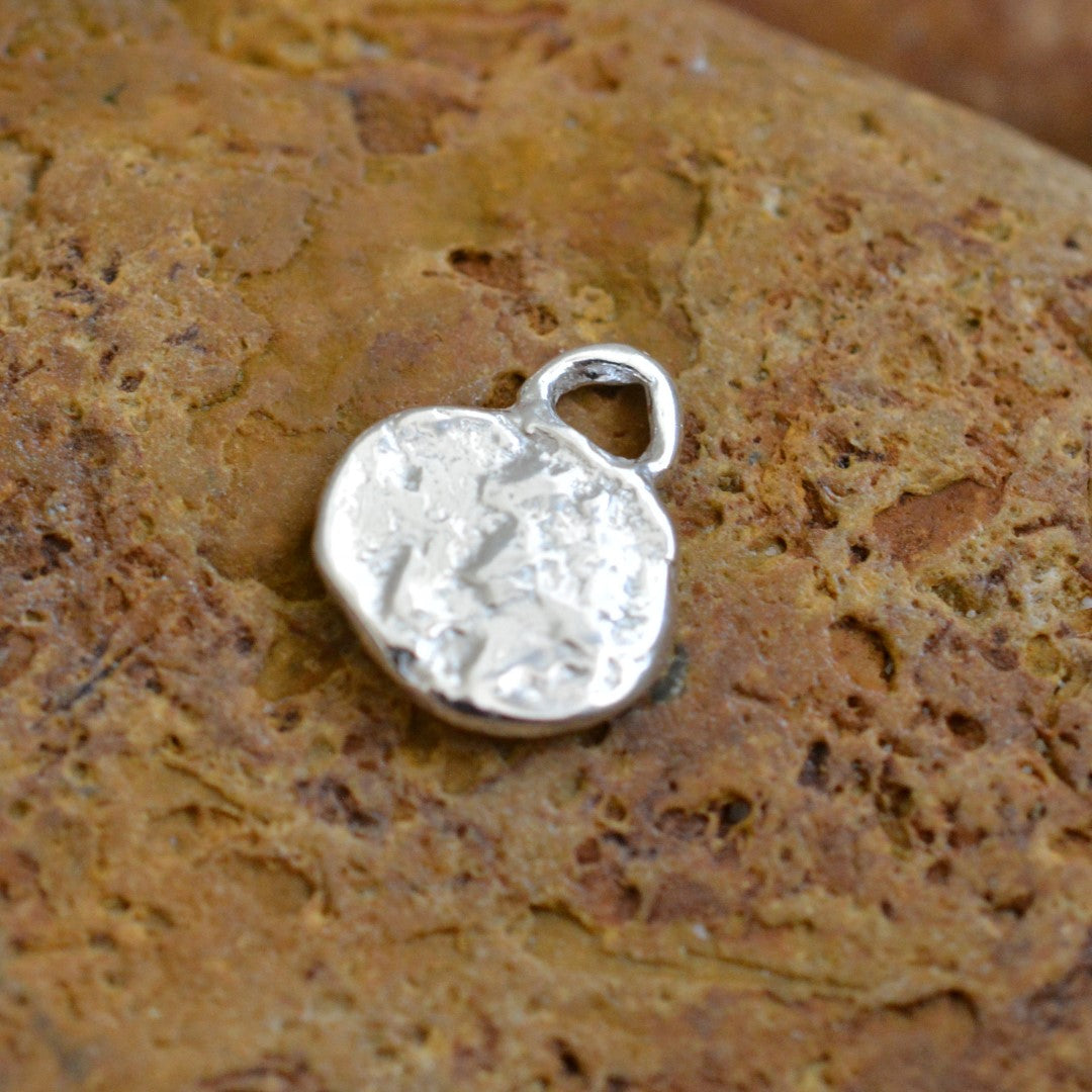 Сребърно Бижу 925 – Медальон с Релефен Кръст, Талисман за Вяра и Духовна Сила, Бохо Стил, Ръчна Изработка, Подходящ Подарък | ArtDiva Скулптурни Бижута | Колекция „Блясък“ със Златни Акценти