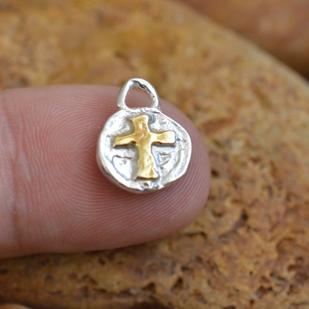 Сребърно Бижу 925 – Медальон с Релефен Кръст, Талисман за Вяра и Духовна Сила, Бохо Стил, Ръчна Изработка, Подходящ Подарък | ArtDiva Скулптурни Бижута | Колекция „Блясък“ със Златни Акценти