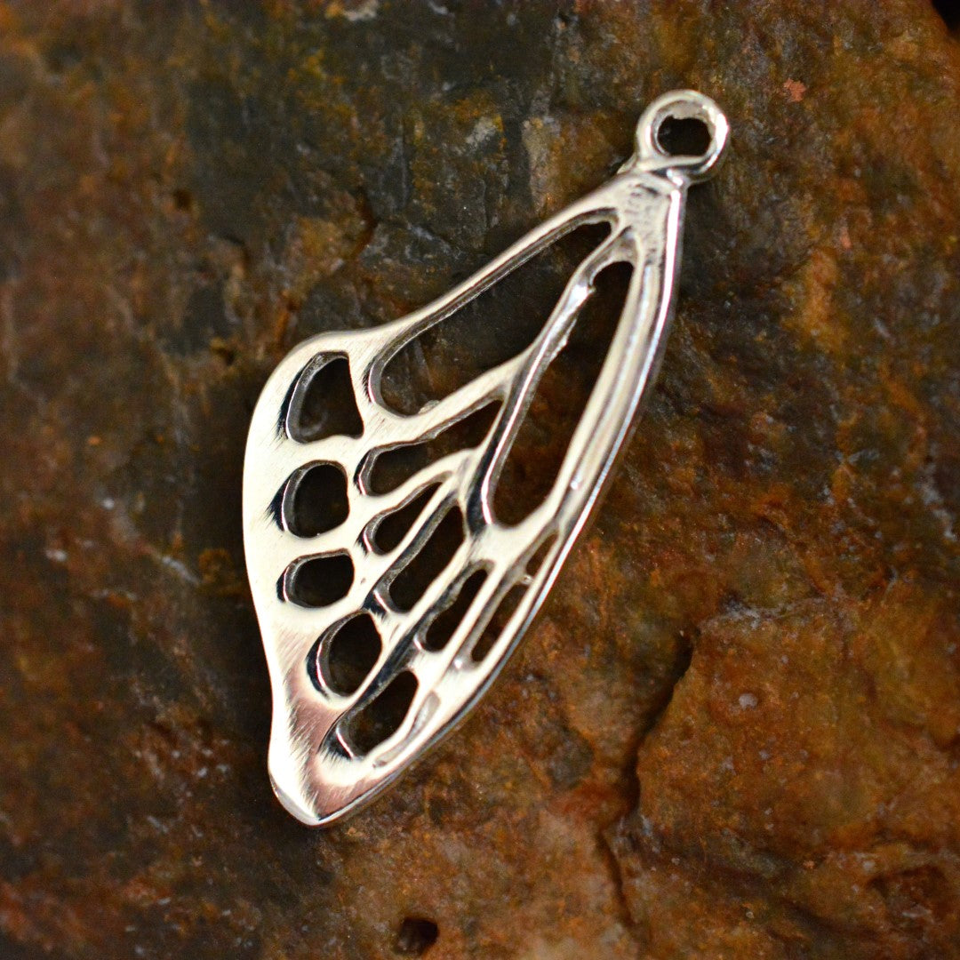 Сребърен медальон 925 „Крило на пеперуда“ | Амулет на свобода и светлина | Ръчно изработено бохо-рустик бижу от ArtDiva | Скулптурен дизайн