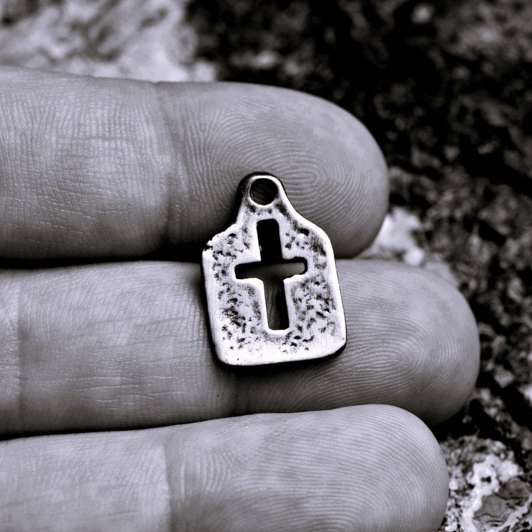 Сребърен медальон 925 с кръст – мъжко бижу с оксидирано покритие | Арт Дива