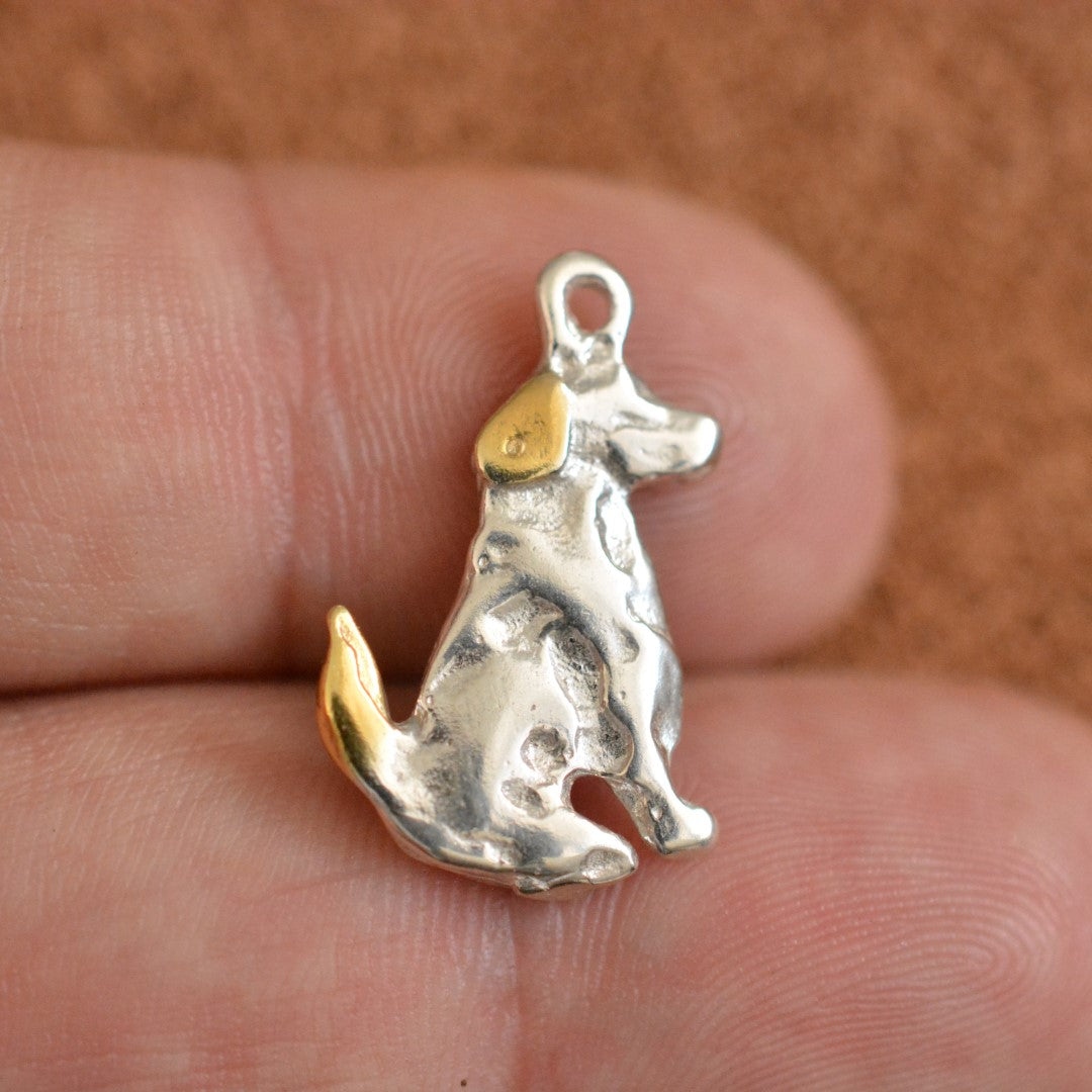 Сребърен медальон 925 „Куче“ със златни акценти – ръчно изработен талисман за вярност и любов към животните, бохо-рустик скулптурно бижу от Арт Дива, заснето върху пръст.