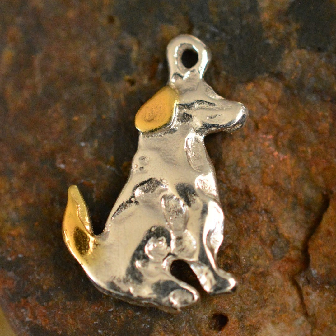 Сребърен медальон 925 куче със златни акценти – талисман за вярност, любов към животните и обич към домашния любимец | Арт Дива