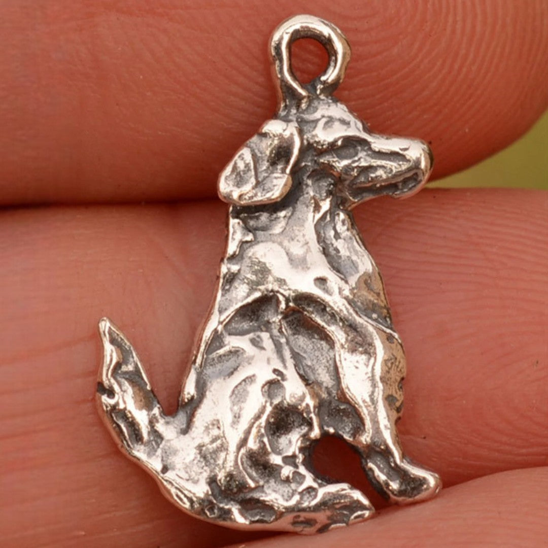 Сребърен медальон 925 „Куче“ – ръчно изработен талисман за вярност и обич, бохо-рустик скулптурно бижу от Арт Дива, заснето върху пръст.