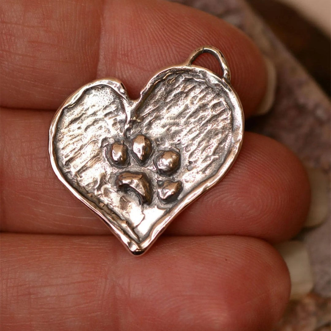 Сребърен медальон 925 лапа върху сърце – талисман за вярност, любов към животните, бохо стил, рустик, Арт Дива