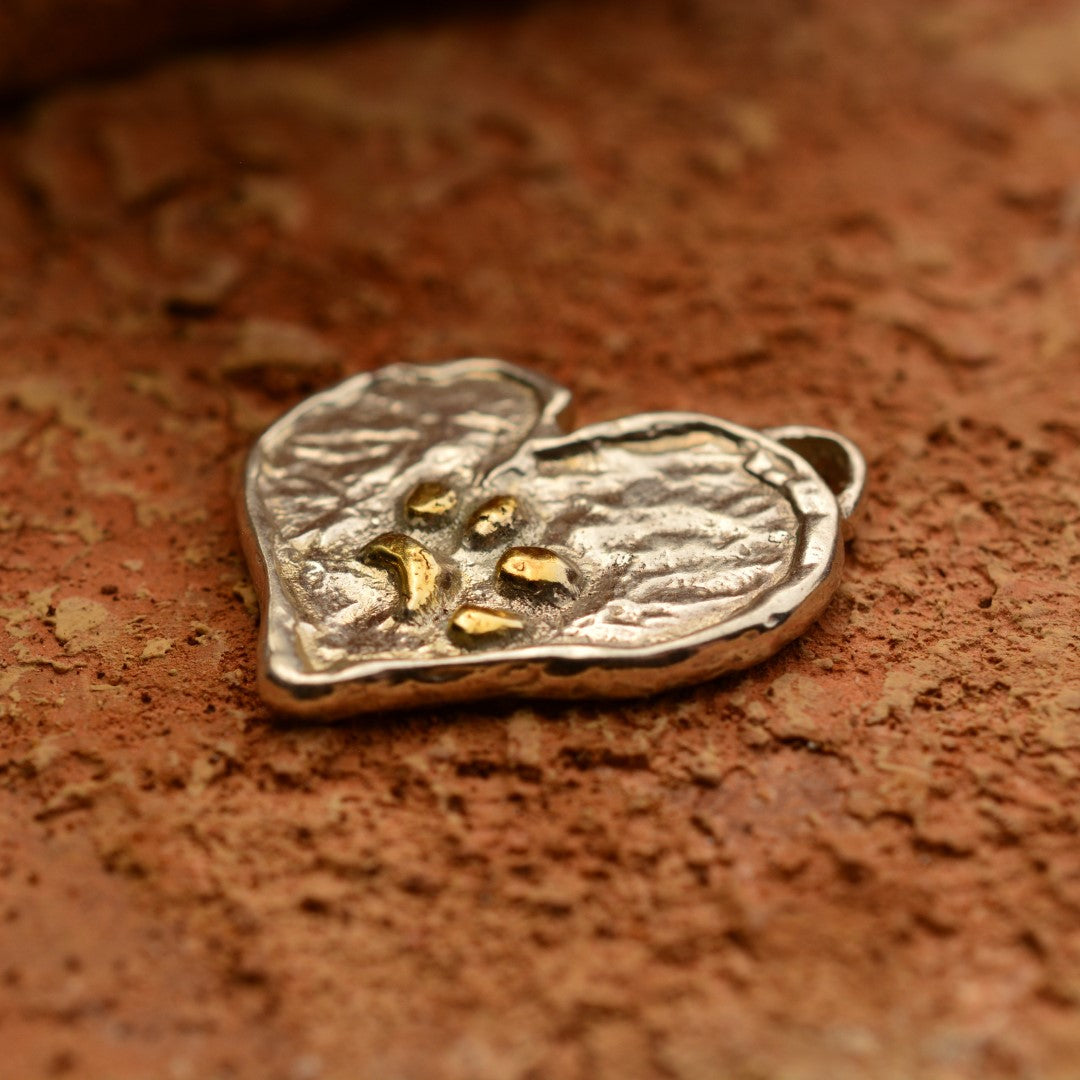 Сребърен Медальон 925 – Лапа върху Сърце, Талисман за Вярност и Любов към Животните, Бохо Рустик Стил, Ръчна Изработка | ArtDiva Скулптурни Бижута | Колекция „Блясък“ със Златни Акценти