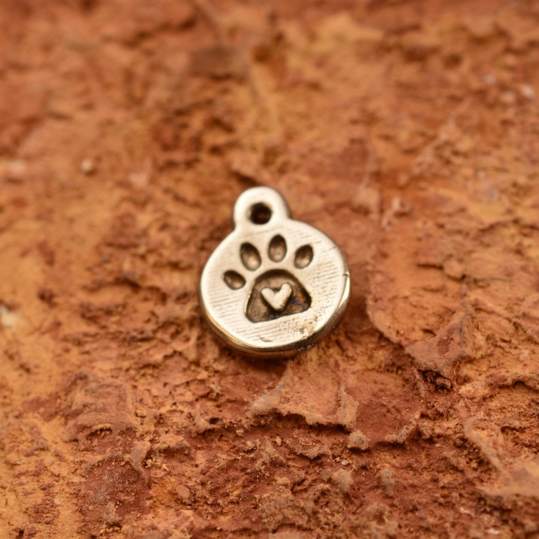 Сребърен медальон 925 „Лапа с Сърце“ | Амулет на любовта към животните | Ръчно изработен талисман от Art Diva | Бохо – Рустик – Скулптурно бижу