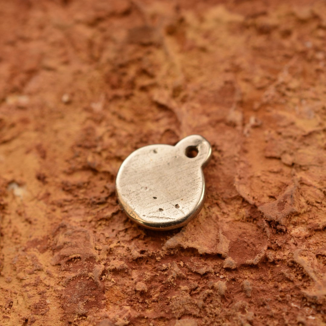 Сребърен медальон 925 „Лапа с Сърце“ | Амулет на любовта към животните | Ръчно изработен талисман от Art Diva | Бохо – Рустик – Скулптурно бижу