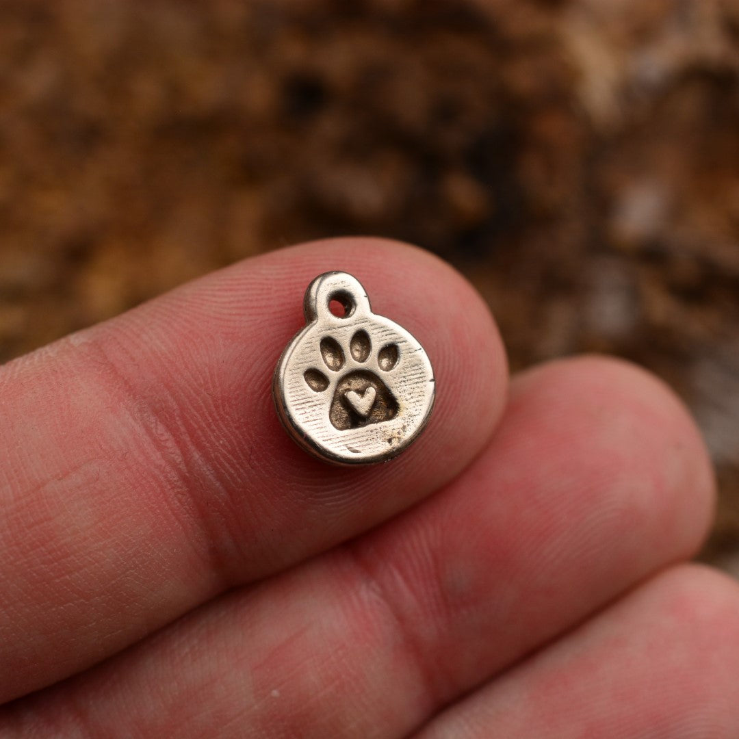 Сребърен медальон 925 „Лапа с Сърце“ | Амулет на любовта към животните | Ръчно изработен талисман от Art Diva | Бохо – Рустик – Скулптурно бижу