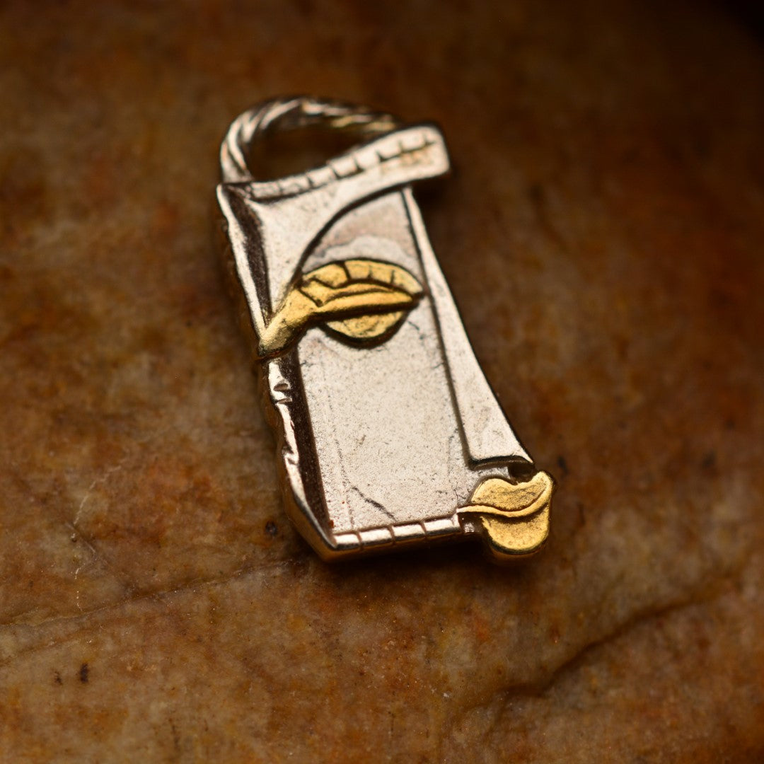 Сребърен медальон 925 „Лицето на Муза“ със златни акценти | Талисман на вдъхновението и творческата енергия | Амулет на самоувереността и вътрешната сила | Бохо – Рустик – Скулптурни бижута | Арт Дива