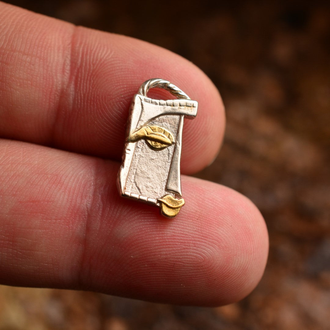 Сребърен медальон 925 „Лицето на Муза“ със златни акценти | Талисман на вдъхновението и творческата енергия | Амулет на самоувереността и вътрешната сила | Бохо – Рустик – Скулптурни бижута | Арт Дива