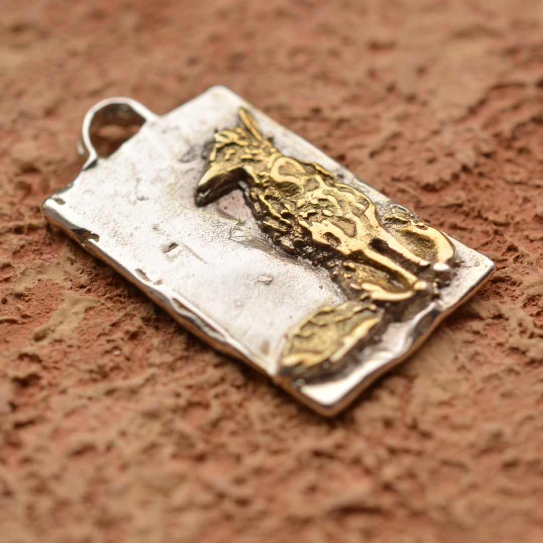 Ръчно изработен сребърен медальон 925 „Лисица“ със златни акценти | Талисман на интуицията, чара и независимостта на духа | Амулет на женската енергия и свободата | Бохо – Рустик – Скулптурни бижута | Арт Дива