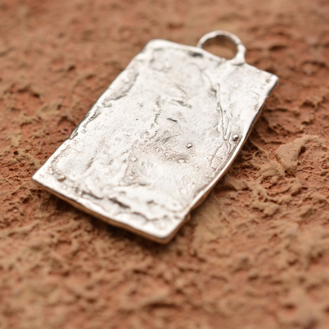 Ръчно изработен сребърен медальон 925 „Лисица“ със златни акценти | Талисман на интуицията, чара и независимостта на духа | Амулет на женската енергия и свободата | Бохо – Рустик – Скулптурни бижута | Арт Дива