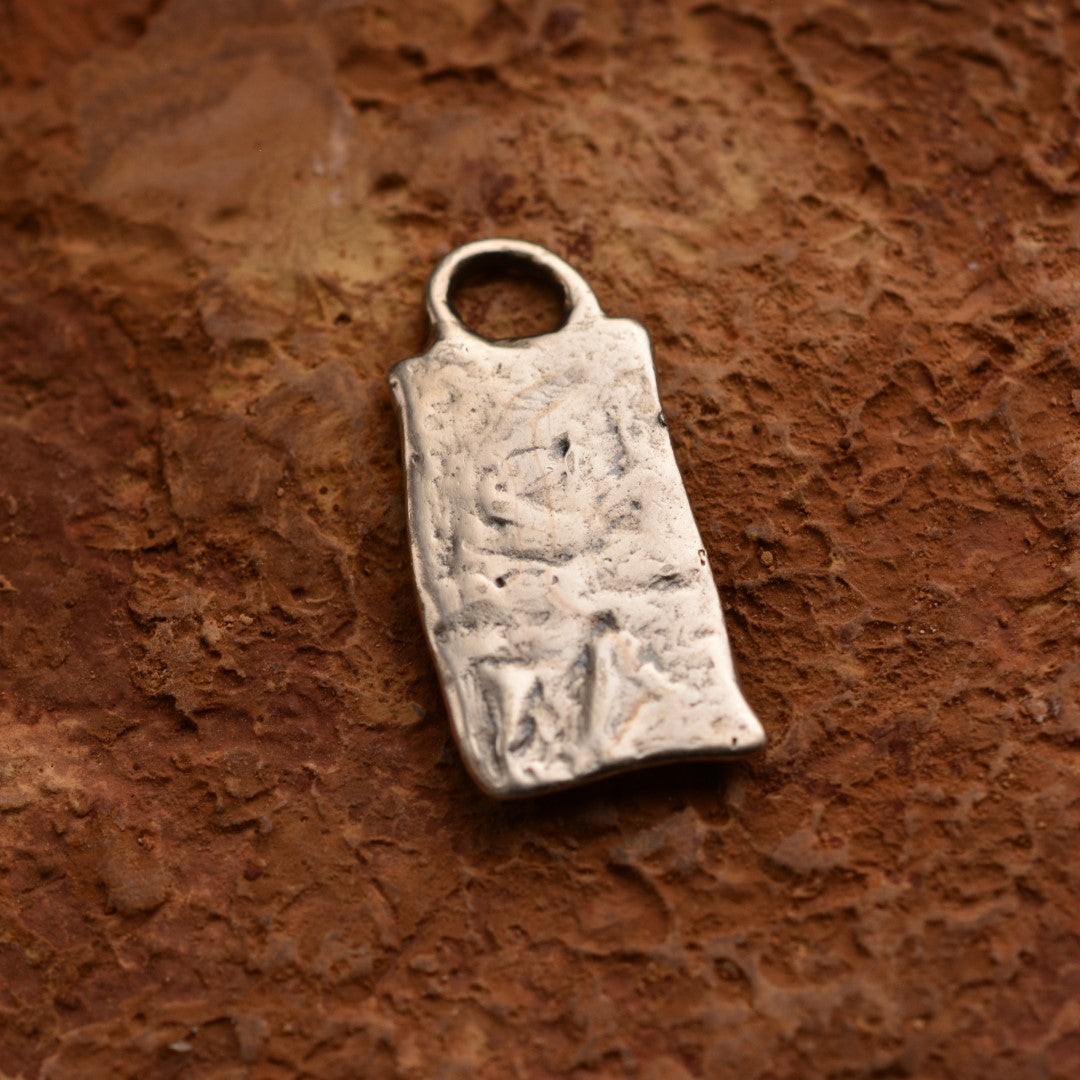 Сребърен медальон 925 „LOVE“ – скулптурен талисман за любов, ръчна изработка, бохо стил, символично бижу, подходящ подарък за майка, дъщеря или приятелка | Арт Дива