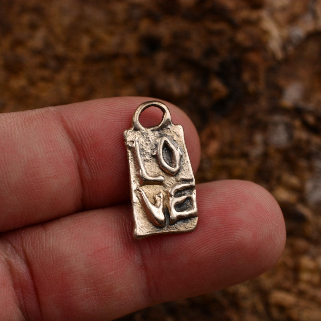 Сребърен медальон 925 „LOVE“ – скулптурен талисман за любов, ръчна изработка, бохо стил, символично бижу, подходящ подарък за майка, дъщеря или приятелка | Арт Дива