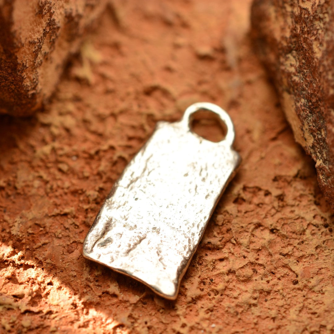 Сребърен Медальон 925 „LOVE“ – Скулптурен Талисман за Любов, Ръчна Изработка, Бохо Стил, Символично Бижу, Подходящ Подарък | ArtDiva Скулптурни Бижута | Колекция „Блясък“ със Златни Акценти