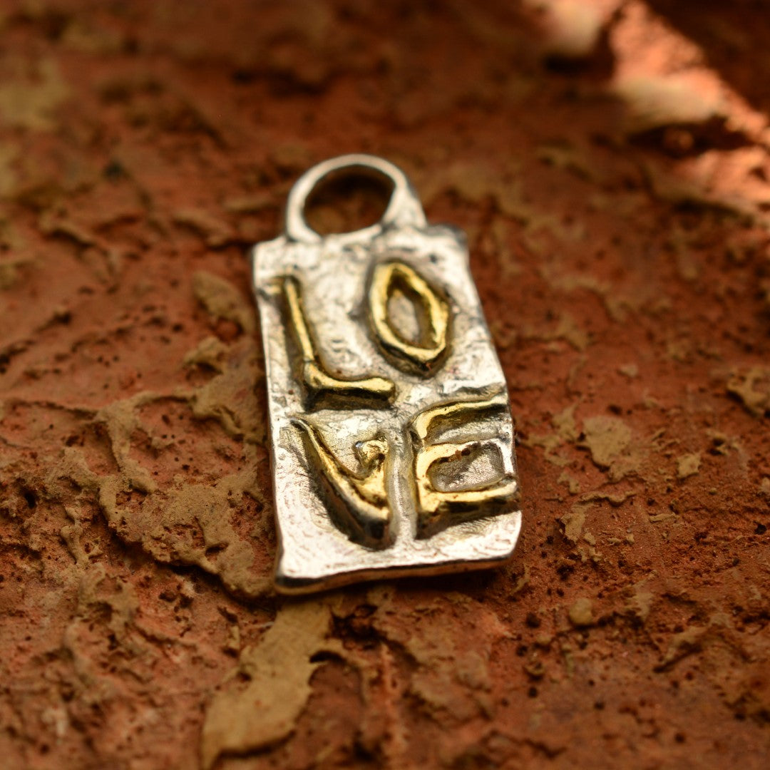 Сребърен Медальон 925 „LOVE“ – Скулптурен Талисман за Любов, Ръчна Изработка, Бохо Стил, Символично Бижу, Подходящ Подарък | ArtDiva Скулптурни Бижута | Колекция „Блясък“ със Златни Акценти