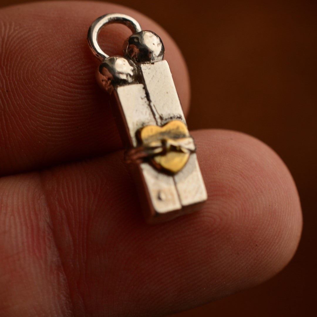 Сребърен медальон 925 „Любов в окови“ със златни акценти | Амулет на изпитания и сила | Ръчно изработен талисман от Арт Дива | Бохо – Рустик – Скулптурно бижу