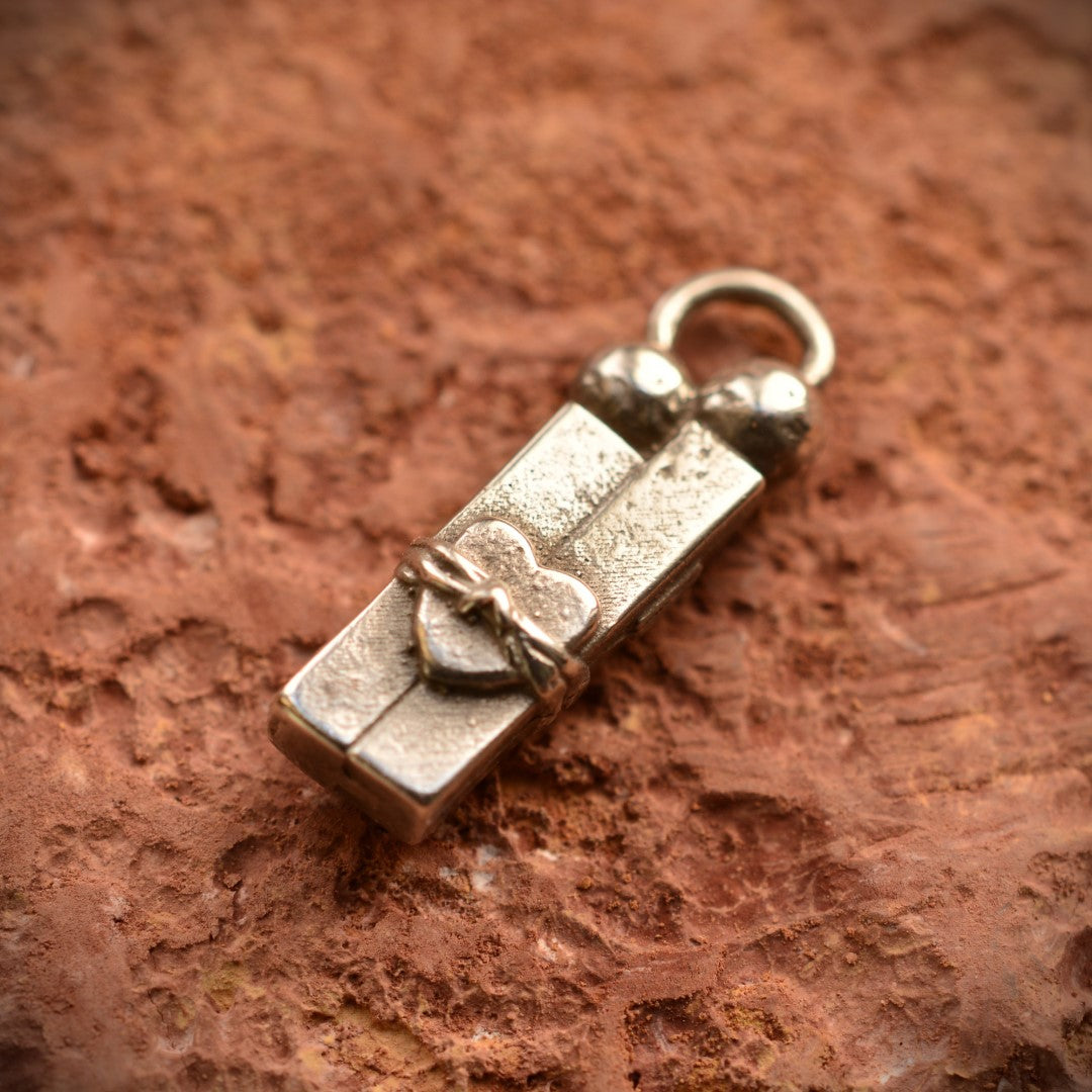 Сребърен медальон 925 „Любов в окови“ | Амулет на изпитания и сила | Ръчно изработен талисман от Art Diva | Бохо – Рустик – Скулптурно бижу