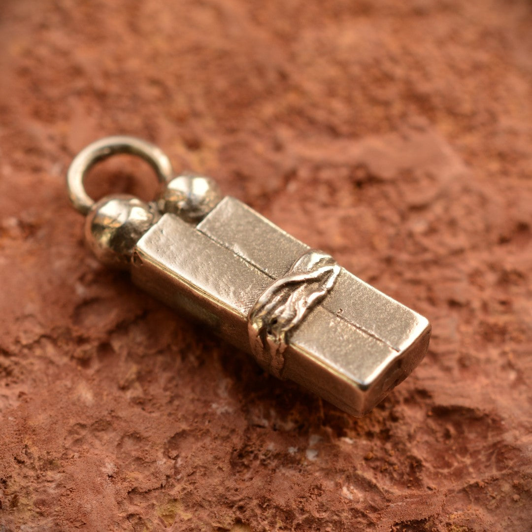 Сребърен медальон 925 „Любов в окови“ | Амулет на изпитания и сила | Ръчно изработен талисман от Art Diva | Бохо – Рустик – Скулптурно бижу