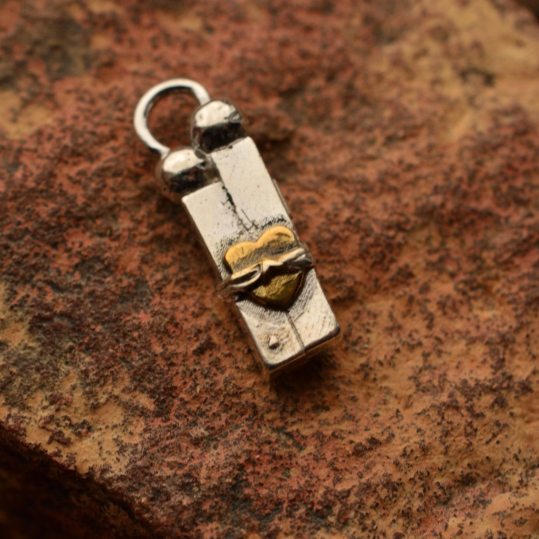 Сребърен медальон 925 „Любов в окови“ със златни акценти | Амулет на изпитания и сила | Ръчно изработен талисман от Арт Дива | Бохо – Рустик – Скулптурно бижу