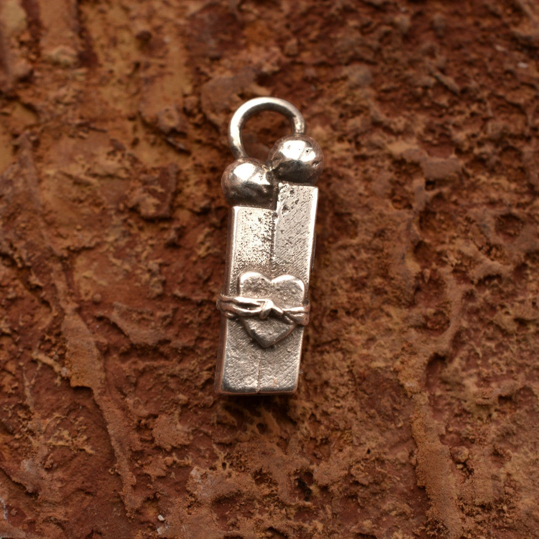 Сребърен медальон 925 „Любов в окови“ | Амулет на изпитания и сила | Ръчно изработен талисман от Art Diva | Бохо – Рустик – Скулптурно бижу