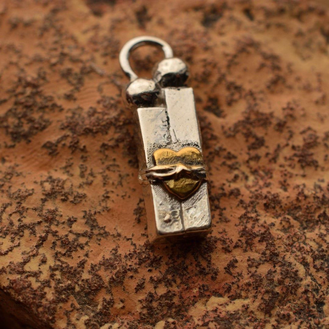 Сребърен медальон 925 „Любов в окови“ със златни акценти | Амулет на изпитания и сила | Ръчно изработен талисман от Арт Дива | Бохо – Рустик – Скулптурно бижу