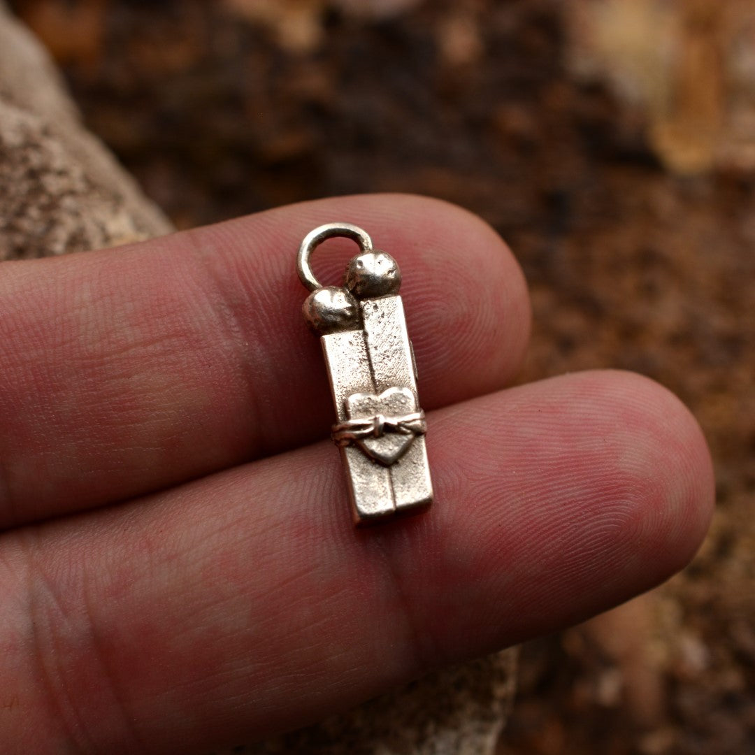 Сребърен медальон 925 „Любов в окови“ | Амулет на изпитания и сила | Ръчно изработен талисман от Art Diva | Бохо – Рустик – Скулптурно бижу