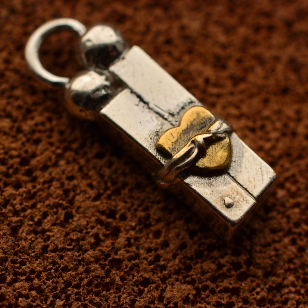 Сребърен медальон 925 „Любов в окови“ със златни акценти | Амулет на изпитания и сила | Ръчно изработен талисман от Арт Дива | Бохо – Рустик – Скулптурно бижу