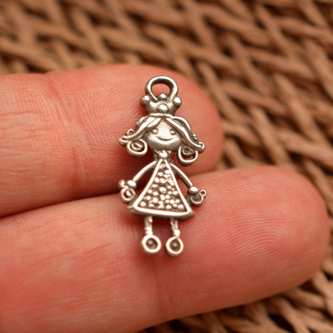 Ръчно изработен сребърен медальон 925 „Малка принцеса“ – талисман за дъщеря, сестра или внучка, символ на любов и нежност, бохо-рустик скулптурно бижу от Арт Дива, заснето върху плетен натурален фон.