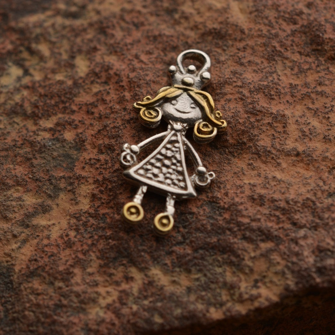 „Малка принцеса“ – сребърен медальон 925 със златни акценти | Талисман на детската радост и безгрижната усмивка | Амулет на обичта и спомените от детството | Бохо – Рустик – Скулптурни бижута | Арт Дива