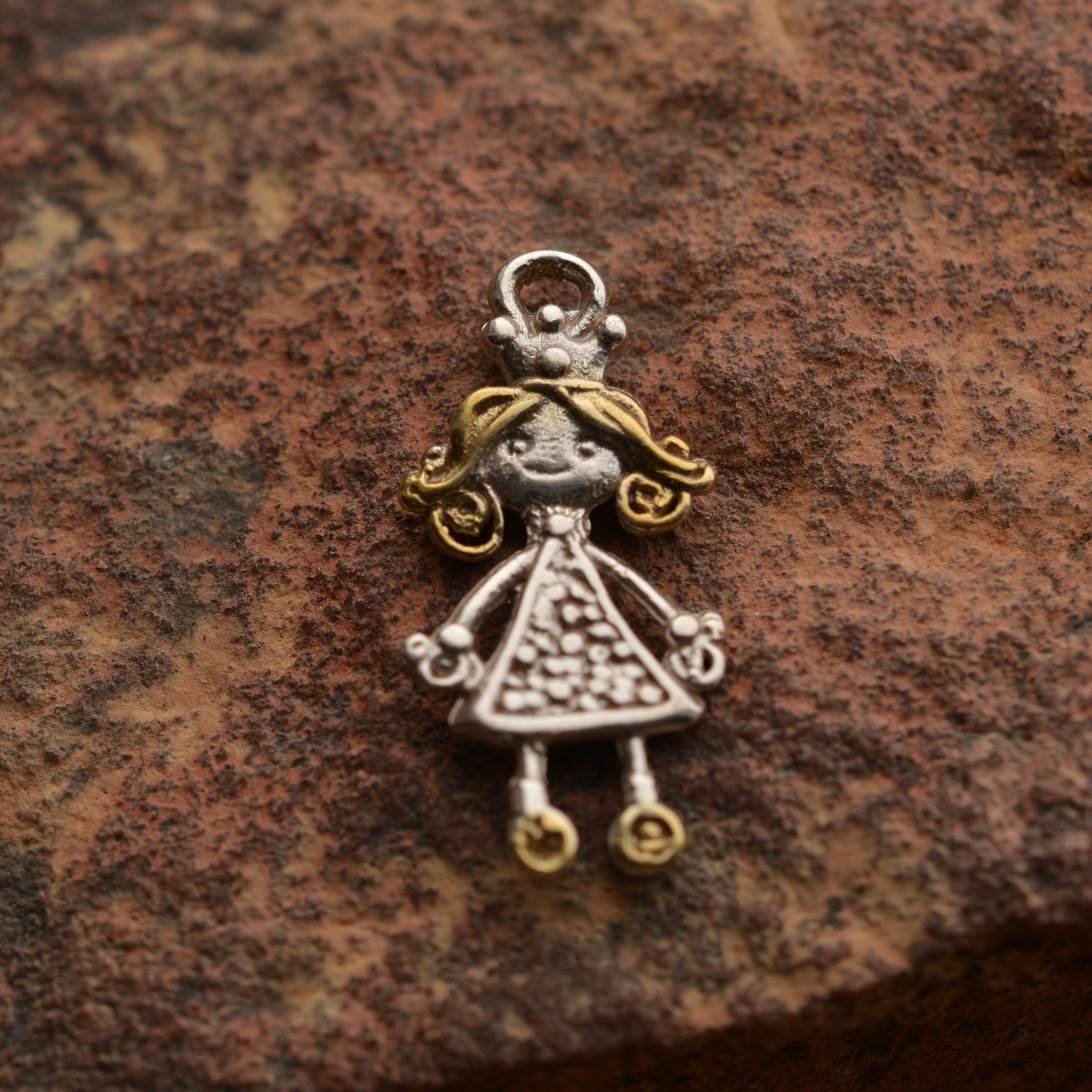 „Малка принцеса“ – сребърен медальон 925 със златни акценти | Талисман на детската радост и безгрижната усмивка | Амулет на обичта и спомените от детството | Бохо – Рустик – Скулптурни бижута | Арт Дива