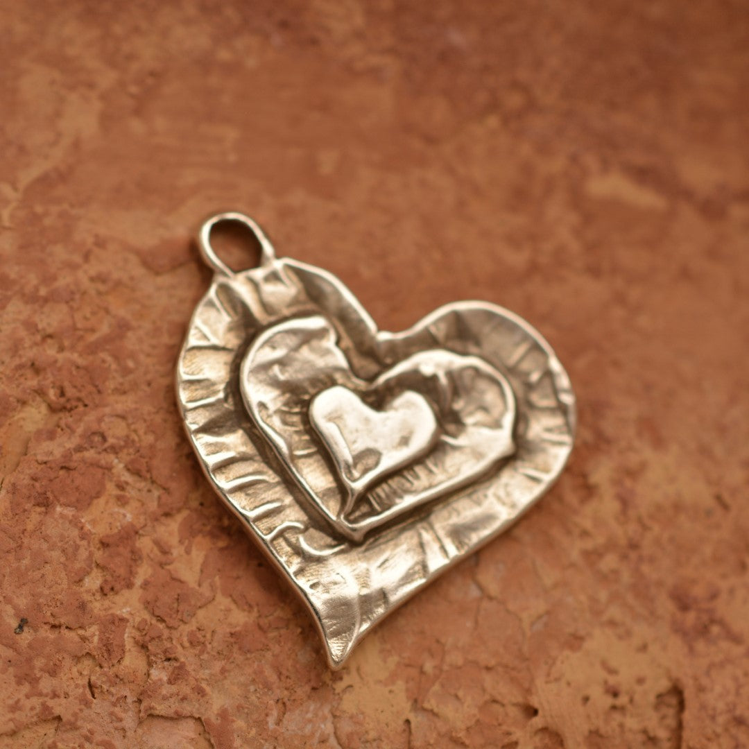 Сребърно бижу 925 – медальон „Мама, татко и аз“, три сърца в едно, талисман за любов и свързаност, скулптурни бижута, бохо стил, ръчна изработка | Арт Дива