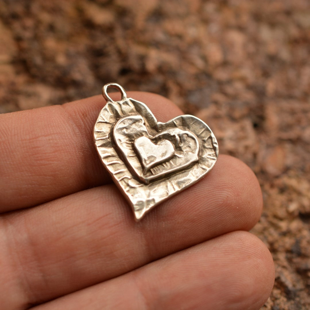 Сребърно бижу 925 – медальон „Мама, татко и аз“, три сърца в едно, талисман за любов и свързаност, скулптурни бижута, бохо стил, ръчна изработка | Арт Дива