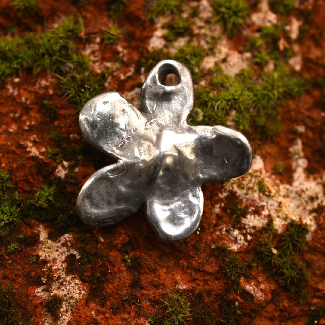 Сребърен медальон 925 маргаритка – талисман за нежност и ново начало, скулптурни бижута, бохо стил, ръчна изработка, подходящ подарък за майка, дъщеря или приятелка | Арт Дива