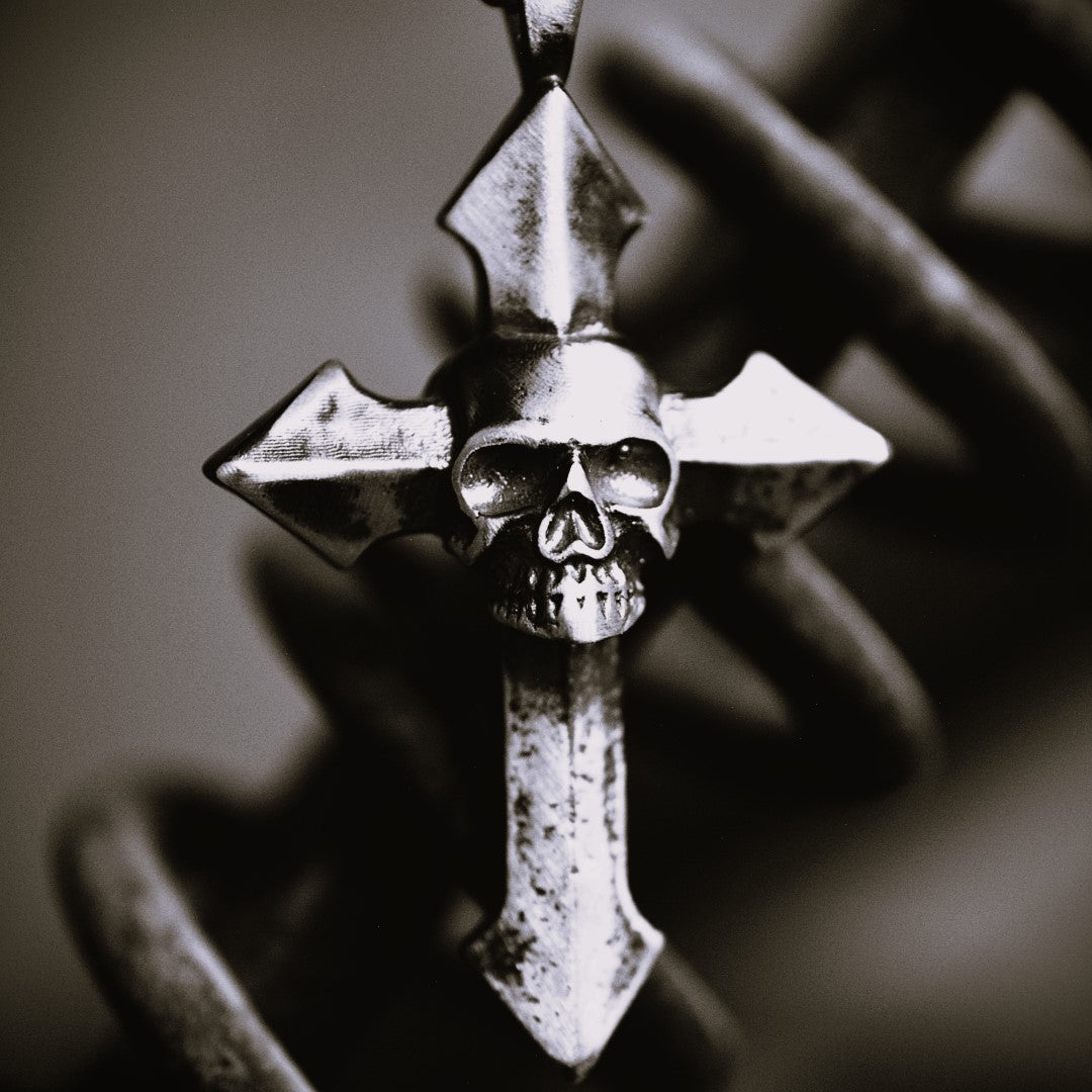 Сребърен медальон 925 „Memento Mori“ – ръчно изработен мъжки кръст с череп, символ на вечността и осъзнаването, артистично бижу от Арт Дива.