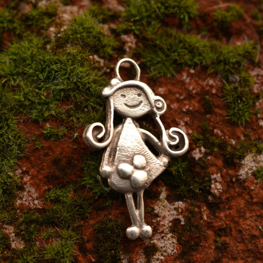 Сребърен медальон 925 „Момиче с цвете“ – талисман за обич и спомен | Подходящ за сестра, приятелка или дъщеря към майка | Art Diva