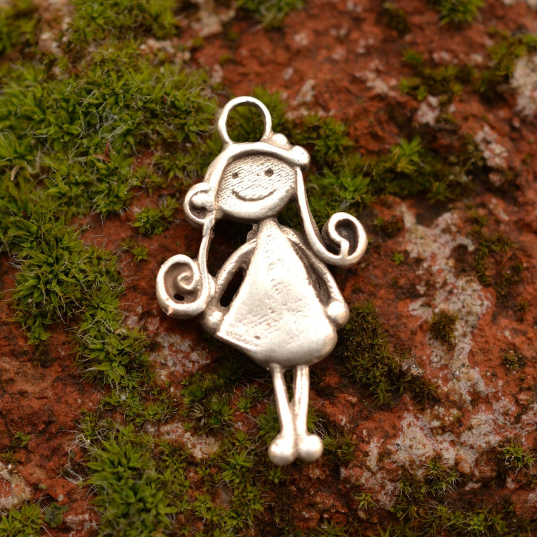 Сребърен медальон 925 „Момиче с цвете“ – талисман за обич и спомен | Подходящ за сестра, приятелка или дъщеря към майка | Art Diva