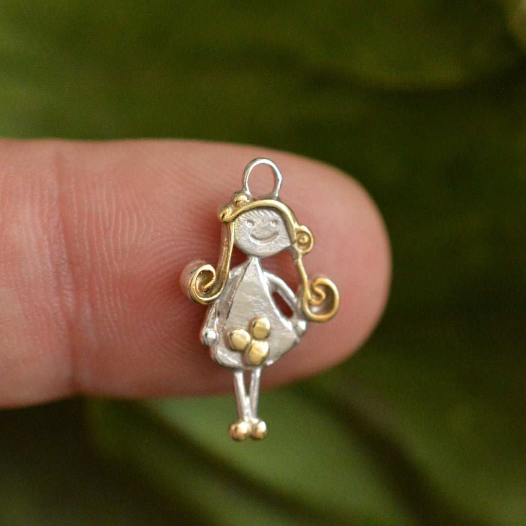 Сребърен медальон 925 „Момиче с цвете“ със златни акценти – ръчно изработен талисман за обич и спомен, скулптурно бохо-рустик бижу от ArtDiva.