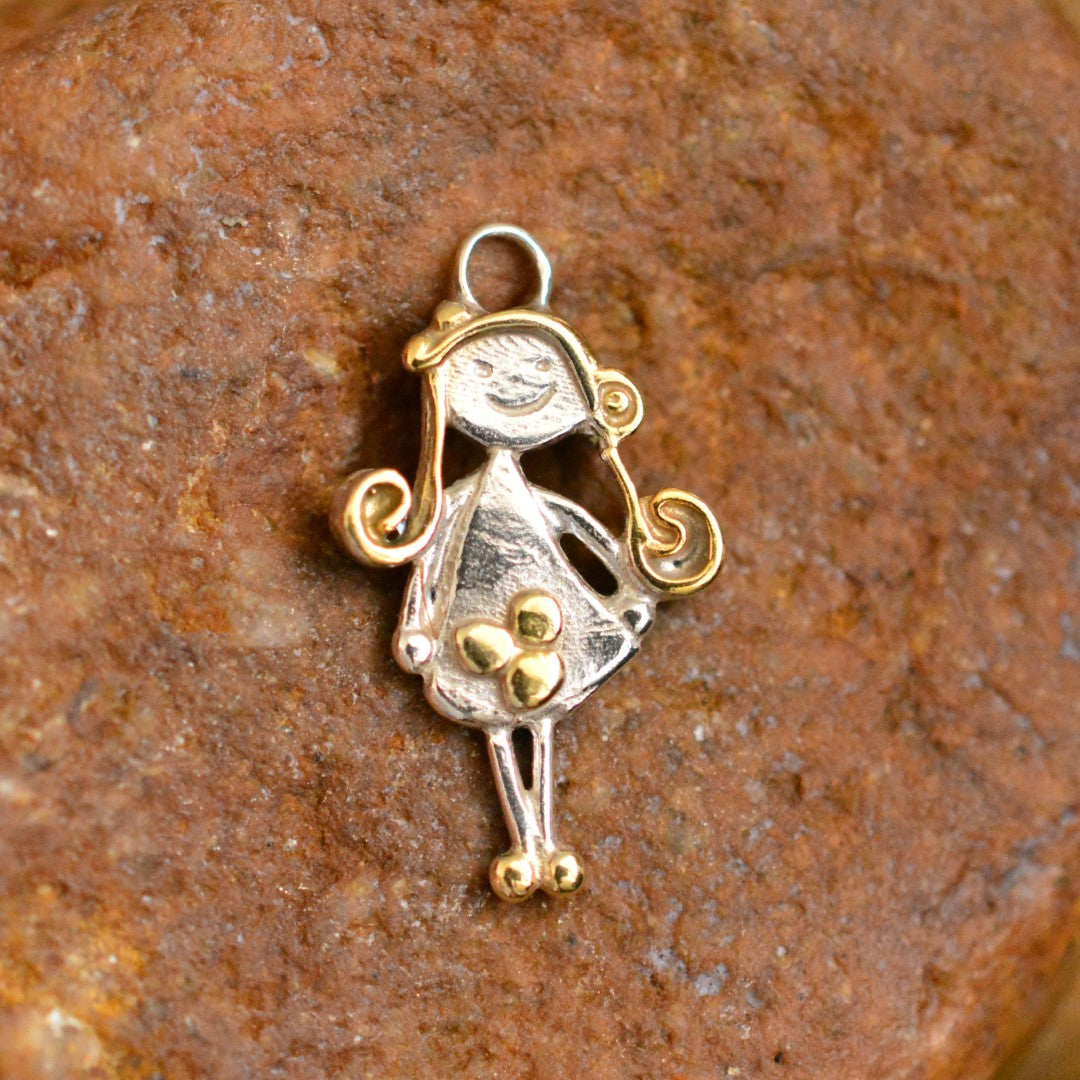 Сребърен медальон 925 със златни акценти „Момиче с цвете“ – талисман за обич и спомен | Подходящ за сестра, приятелка или дъщеря към майка | Арт дива