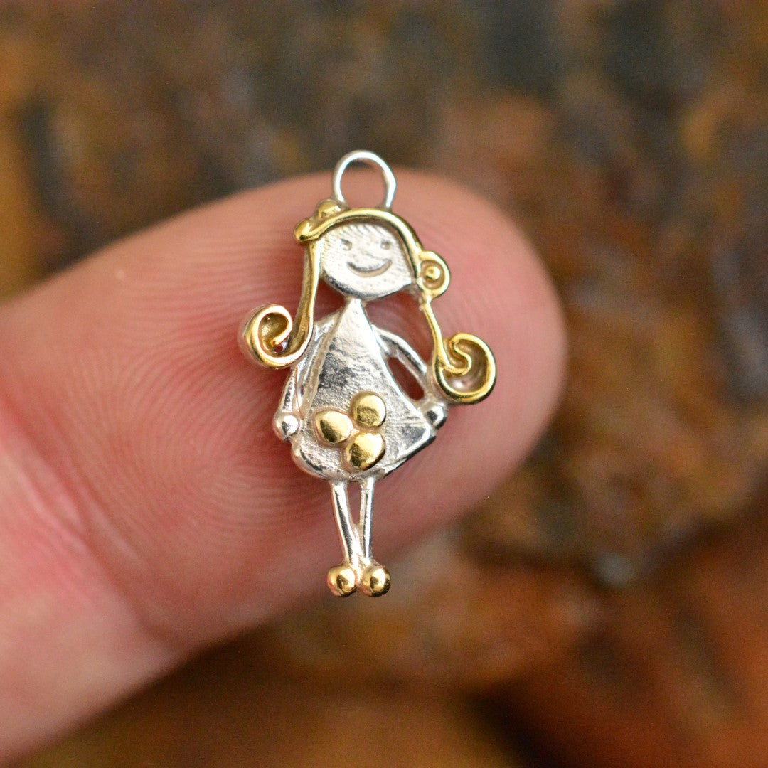 Сребърен медальон 925 със златни акценти „Момиче с цвете“ – талисман за обич и спомен | Подходящ за сестра, приятелка или дъщеря към майка | Art Diva