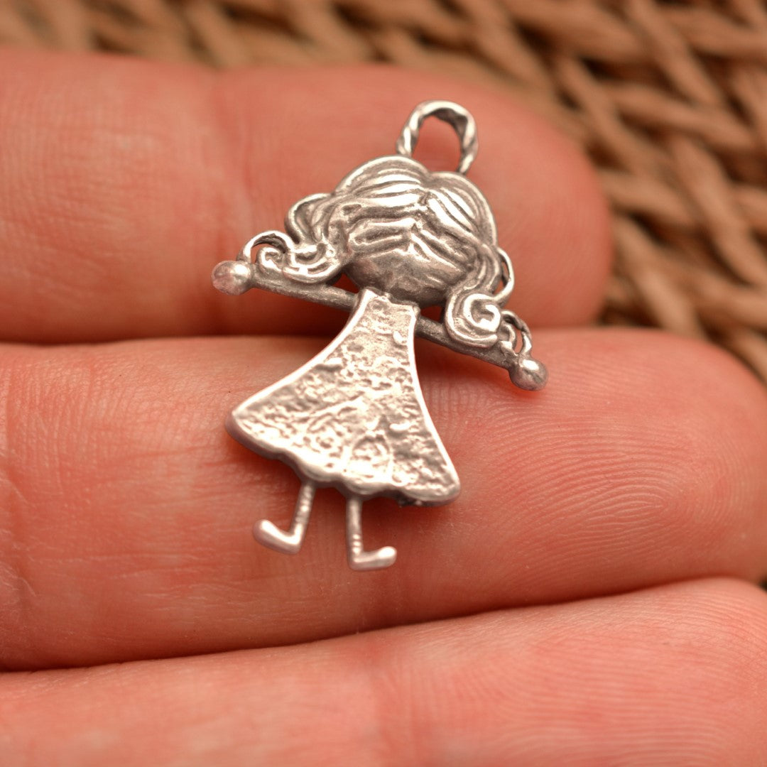 Сребърен медальон 925 „Прегръдка“ | Талисман за сестра, майка или най-добра приятелка | Бохо рустик скулптурно бижу, ръчна изработка | Арт Дива