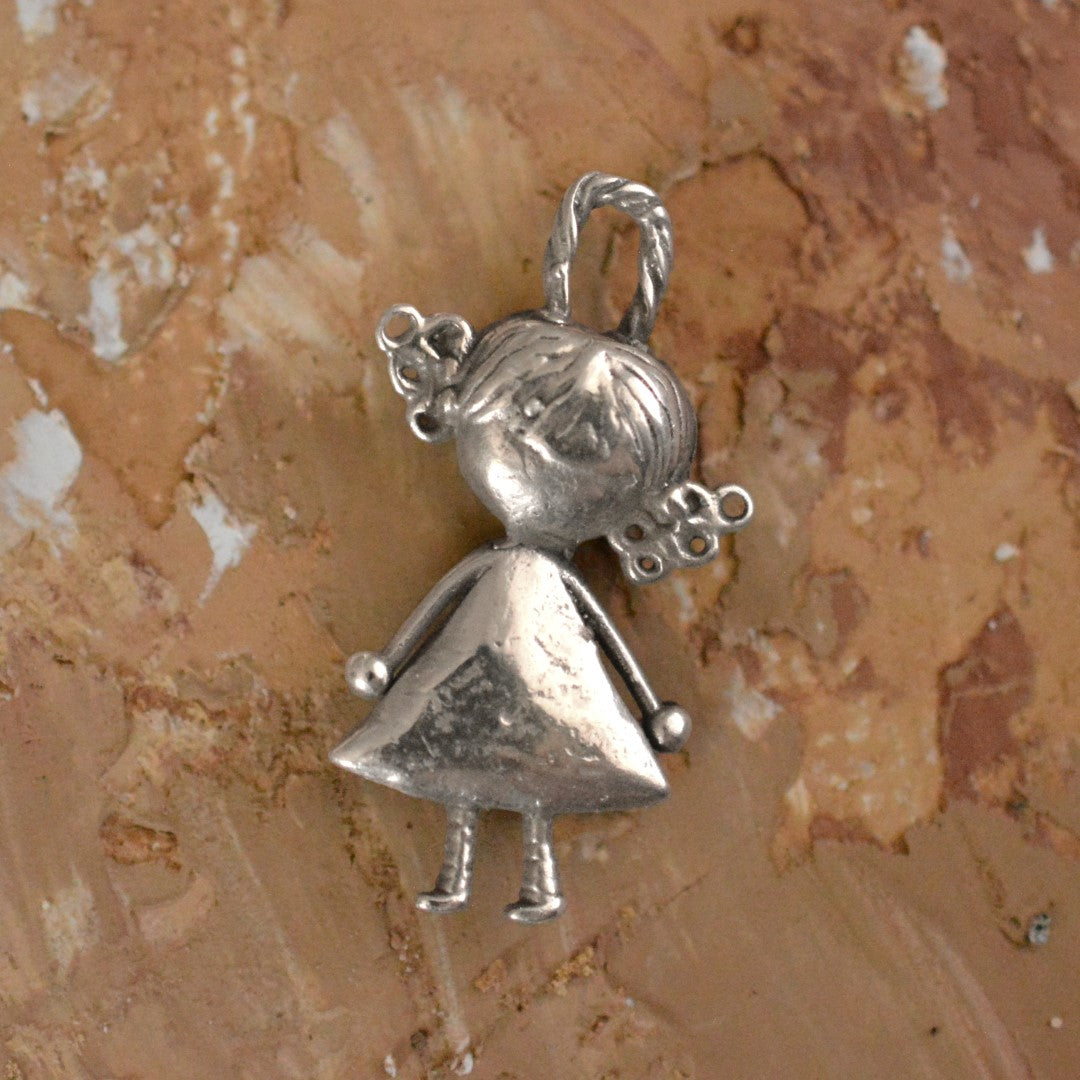 Сребърен медальон 925 „Момиченце с цвете“ – талисман за сестринска обич и подкрепа | Бохо – Рюстик – Скулптурни бижута | Арт Дива